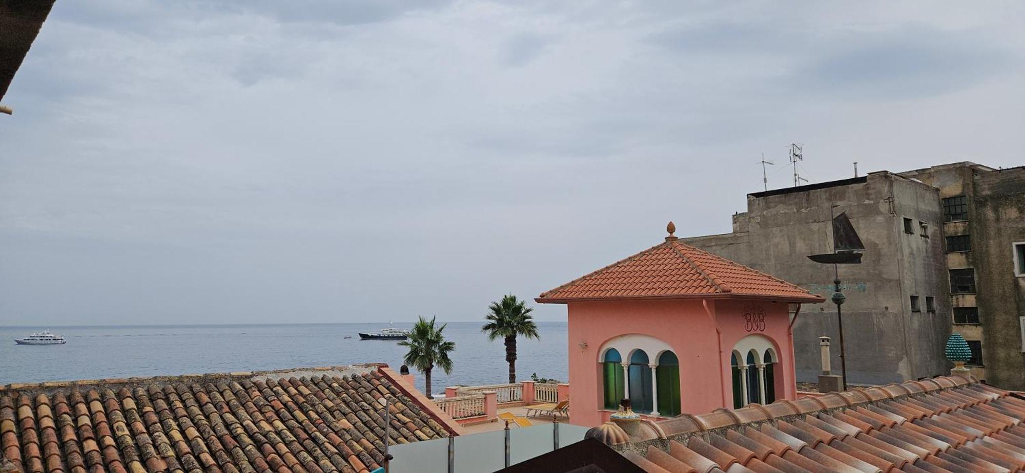 Lucia & Giovanni Giardini Naxos Oda fotoğraf